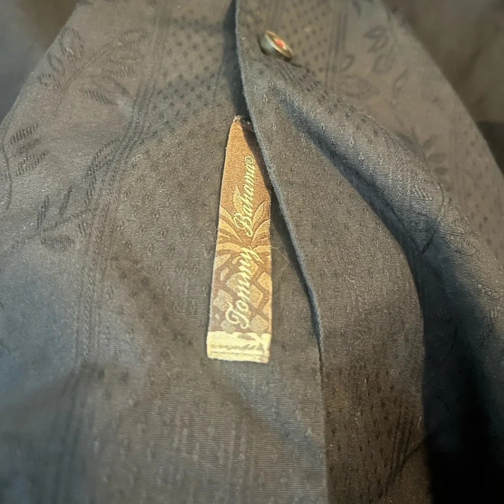 Tommy Bahama cotton & silk men’s XL button down with pocket and design. - Picture 8 of 9